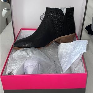 Vince Camuto leather ankle  booties new in box 📦